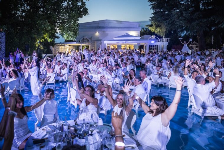 White Dinner Water Show ph Press